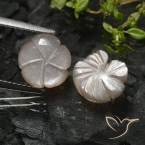 4.73克拉天然月长石，花形切割，半透明