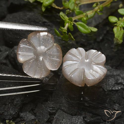 3.96克拉天然月长石，花形切割，半透明