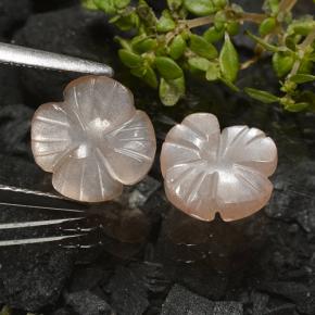 3.29克拉天然月长石，花形切割，半透明