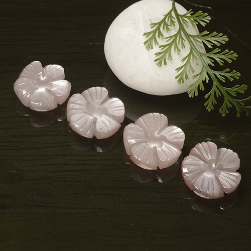 17.30克拉天然月长石，花形切割，半透明