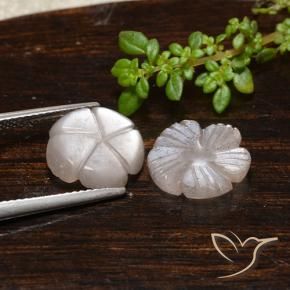 6.11克拉天然月长石，花形切割，半透明