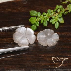 3.90克拉天然月长石，花形切割，半透明
