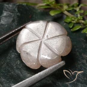 5.24克拉天然月长石，花形切割，半透明