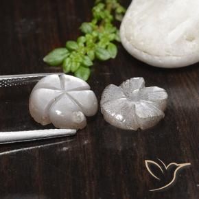 7.83克拉天然月长石，花形切割，半透明