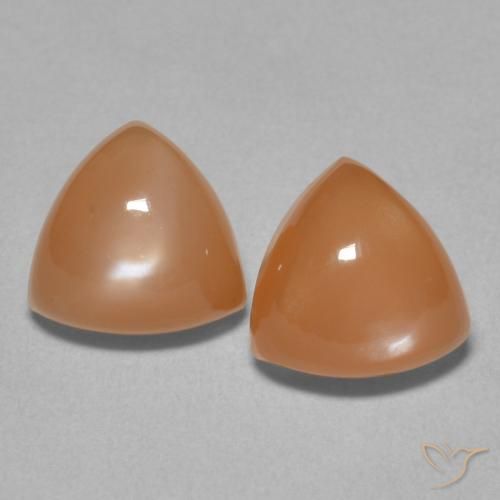 4.36克拉天然月长石，胖三角形，半透明