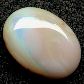 6.24克拉天然多色欧泊，椭圆形切割，17.3×12.4毫米，不透明