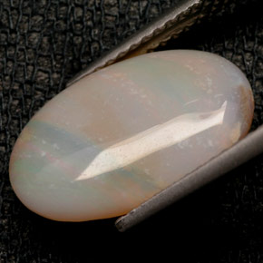 2.46克拉天然多色欧泊，椭圆形切割，14.7×9.3毫米，不透明