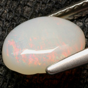 0.94克拉天然多色欧泊，椭圆形切割，8.3×6.5毫米，不透明