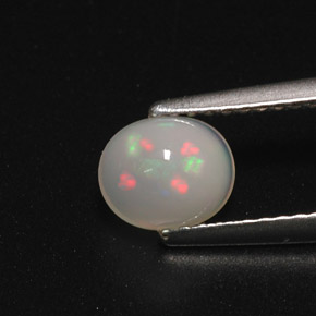 0.70克拉天然多色欧泊，椭圆形切割，6.6×5.6毫米，半透明