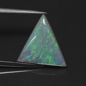 3.97克拉天然多色欧泊，三角形，15.1×14.8毫米，半透明
