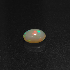 0.58克拉天然多色欧泊，椭圆形切割，7.1×5.2毫米，半透明