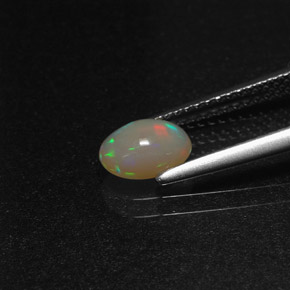 0.58克拉天然多色欧泊，椭圆形切割，7.1×5.2毫米，半透明