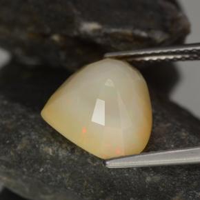 3.17克拉天然多色欧泊，梨形，12.4×11.2毫米，半透明