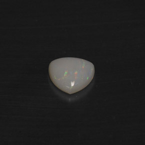 0.60克拉天然多色欧泊，三角形，7×6.8毫米，半透明