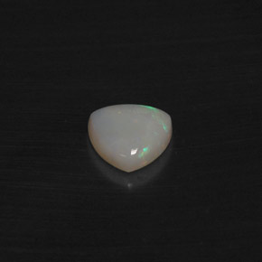 0.69克拉天然多色欧泊，三角形，7.1×7毫米，半透明
