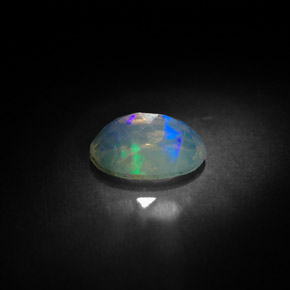 0.83克拉天然多色欧泊，透明，8.2×6.1毫米，透明/半透明
