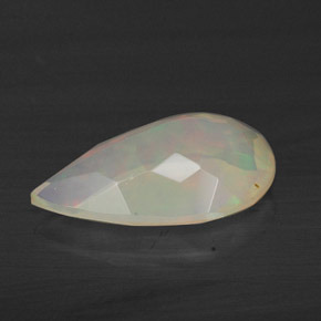 2.84克拉天然多色欧泊，梨形，15.4×9毫米，透明