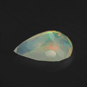 2.16克拉天然多色欧泊，梨形，12.6×8.3毫米，透明