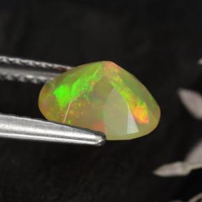 0.70克拉天然多色欧泊，椭圆形切割，7.8×5.9毫米，半透明
