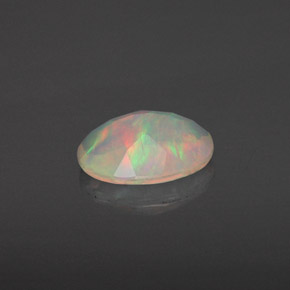 0.70克拉天然多色欧泊，透明，8.2×6.2毫米，透明/半透明