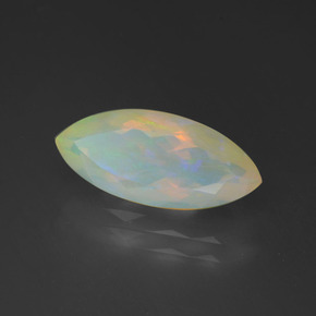 2.16克拉天然多色欧泊，马眼形，15.8×7毫米，透明