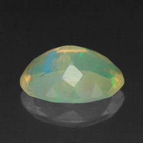 1.67克拉天然多色欧泊，椭圆形切割，10.6×7.9毫米，透明