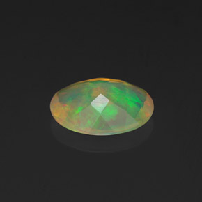 0.90克拉天然多色欧泊，椭圆形切割，8.9×7毫米，透明