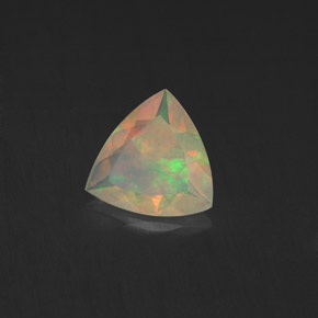 0.74克拉天然多色欧泊，三角形，8×7.9毫米，透明
