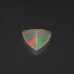 0.74克拉天然多色欧泊，三角形，8×7.9毫米，透明