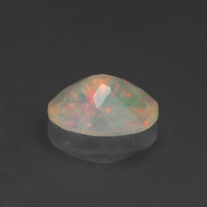 0.71克拉天然多色欧泊，椭圆形切割，8.1×6.1毫米，透明