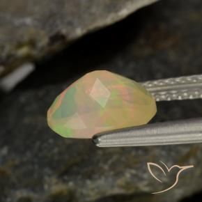 0.94克拉天然多色欧泊，椭圆形切割，8.2×6.2毫米，透明