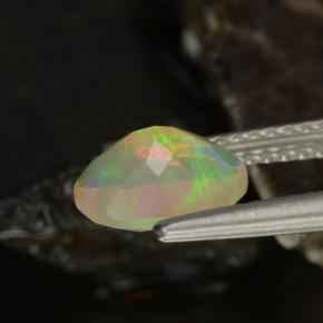 0.88克拉天然多色欧泊，椭圆形切割，8.3×6.2毫米，透明