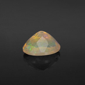 0.92克拉天然多色欧泊，椭圆形切割，8.1×6.1毫米，透明