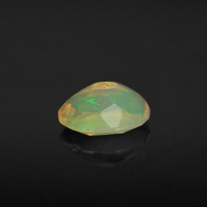0.94克拉天然多色欧泊，椭圆形切割，8.4×6.4毫米，透明