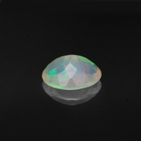 0.98克拉天然多色欧泊，椭圆形切割，9×7.1毫米，透明