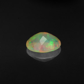 0.92克拉天然多色欧泊，椭圆形切割，8.7×7毫米，透明