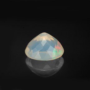 2.58克拉天然多色欧泊，椭圆形切割，10.8×9毫米，透明
