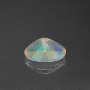 0.83克拉天然多色欧泊，透明，8.3×6.3毫米，透明/半透明