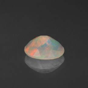 0.89克拉天然多色欧泊，透明，8.2×6.1毫米，透明/半透明