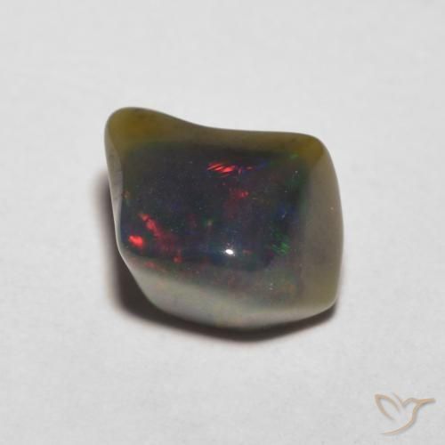 0.90克拉天然蛋白石，花式切割，半透明