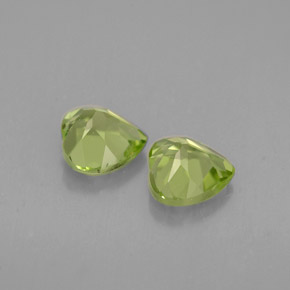 天然绿色橄榄石，心形，4.9×4.9毫米，VS