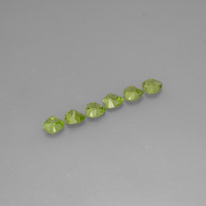 天然绿色橄榄石，心形，4.9×4.9毫米，VS