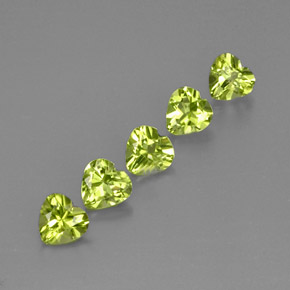 天然绿色橄榄石，心形，5.1×4.9毫米，VS