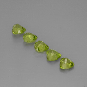 天然绿色橄榄石，心形，5.1×4.9毫米，VS