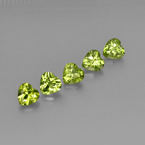 天然绿色橄榄石，心形，5.1×5.1毫米，VS
