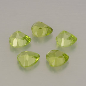 天然绿色橄榄石，心形，5.1×4.9毫米，VS