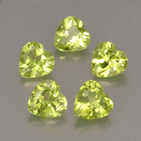 天然绿色橄榄石，心形，5.1×5.1毫米，VS