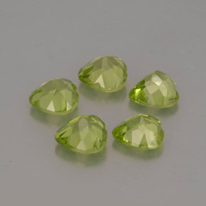天然绿色橄榄石，心形，5.1×5毫米，VVS-VS