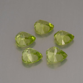 天然绿色橄榄石，心形，5.1×5.1毫米，VVS-VS