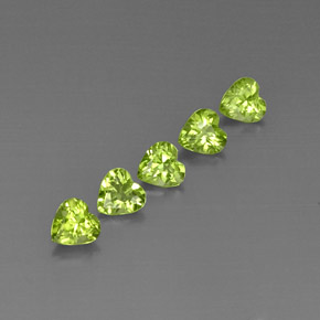天然绿色橄榄石，心形，5.1×4.9毫米，VS